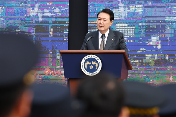 윤석열 대통령이 9일 서울 용산어린이정원 잔디마당에서 열린 제61주년 소방의 날 기념식에서 기념사를 하고 있다. 