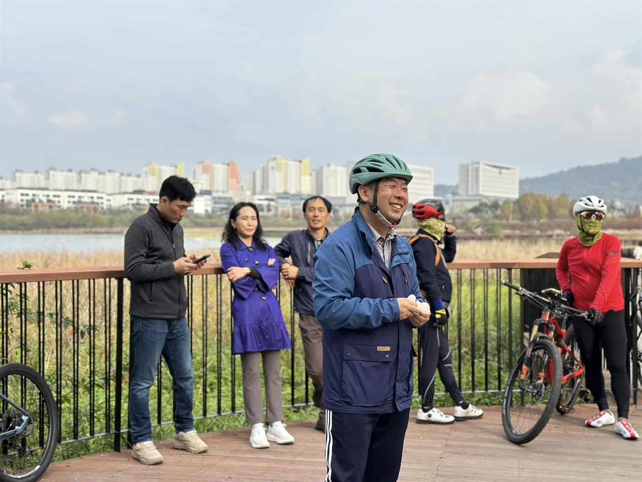 11월 4일,  이 프로젝트의 마무리였던 두번째 자전거 행진에 앞서 가진 시상식에서 한 참가자가 환하게 웃고 있다.