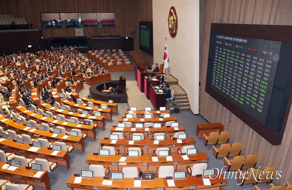 노란봉투법(노동조합법 및 노동관계조정법 2·3조 개정안)이 9일 국회 본회의에서 국민의힘 의원들이 퇴장한 가운데, 재석 174명 중 찬성 173명, 기권 1명으로 통과되고 있다. 