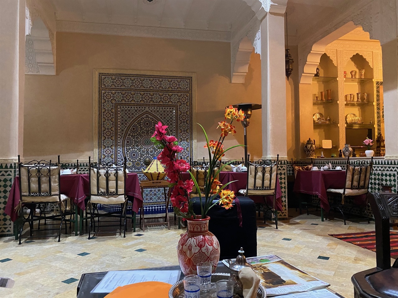 모로코 전통 호텔인 리아드의 로비