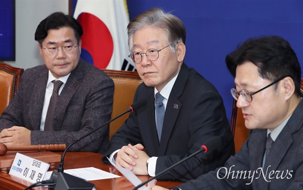 이재명 더불어민주당 대표가 지난 10일 서울 여의도 국회에서 열린 최고위원회의에 참석해 있다.