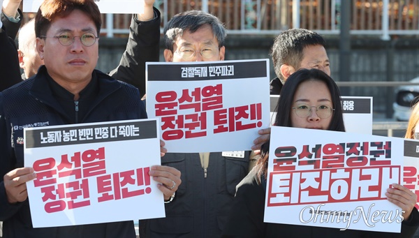 윤석열정권 퇴진 노동자-민중 전국대행진단이 10일 오전 서울 용산구 대통령실 인근 전쟁기념관 앞에서 "윤석열정권 퇴진총궐기 성사"를 호소하는 기자회견을 열고 있다.