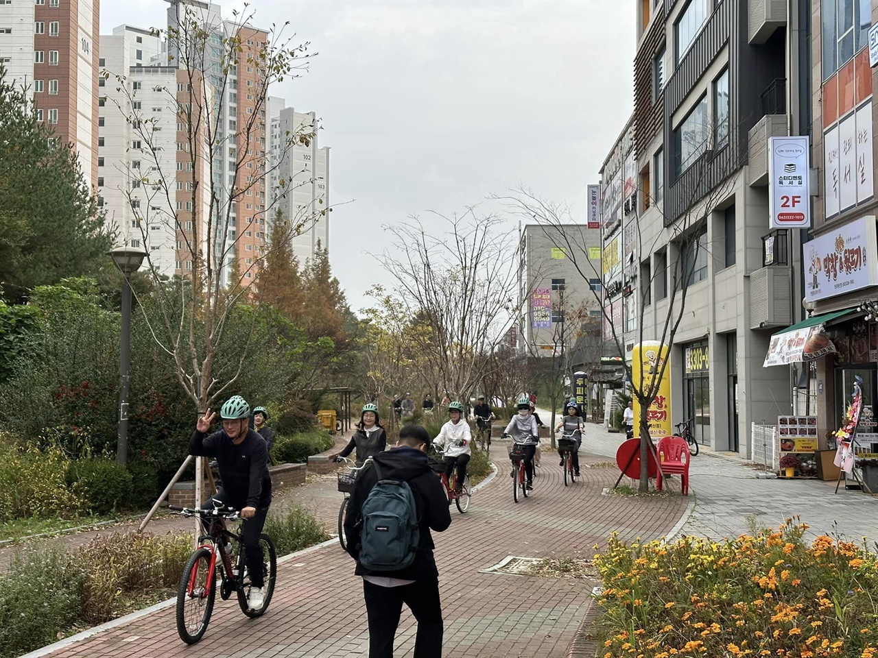 기지제 중심으로 펼쳐져있는 자전거 도로에서 행진을 펼치고 있는 '벨로 혁신'회원과 주민들.