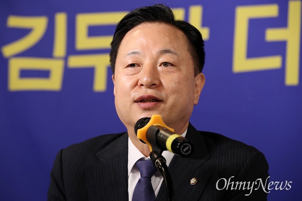 김두관 더불어민주당 의원이 10일 대구에서 열린 아시아포럼21 주최 토론회에서 당의 혁신을 촉구했다.