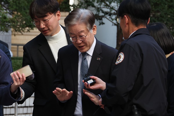 더불어민주당 이재명 대표가 10일 오전 서울 서초구 서울중앙지법에서 열린 공직선거법 위반 관련 1심 공판에 출석하고 있다.