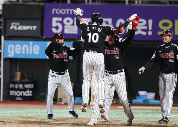  10일 수원 케이티위즈파크에서 열린 2023 KBO리그 한국시리즈 3차전 LG 트윈스와 kt wiz 경기에서 오지환이 역전 3점 홈런을 치고 기뻐하고 있다 