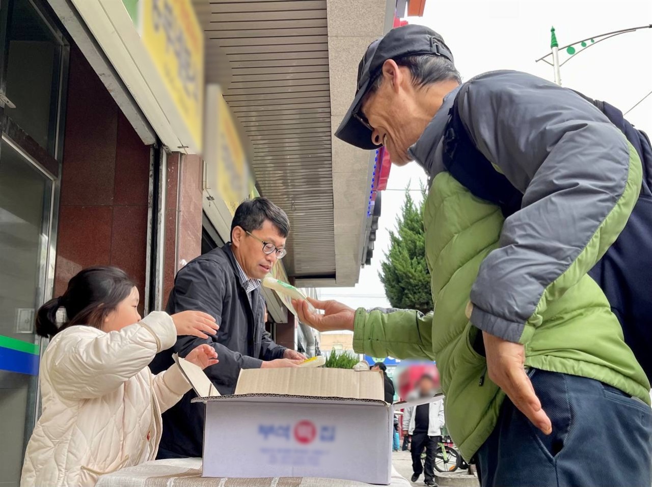 11일 가래떡 먹는 날을 맞아 서산풀뿌리시민연대가 시민들에게 가래떡을 나눠주며 농업의 중요성을 알렸다.