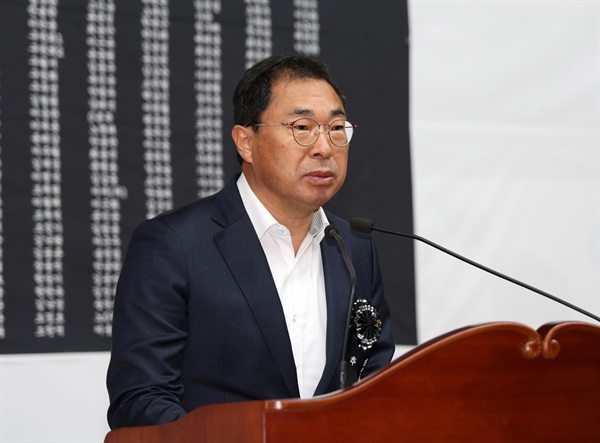 박 부군수는 “유가족들이 일궈내신 화해와 상생의 정신, 그리고 세월이 지나도 흔들리지 않을 정의를 두 손을 단단히 맞잡고 세워달라”고 당부했다.