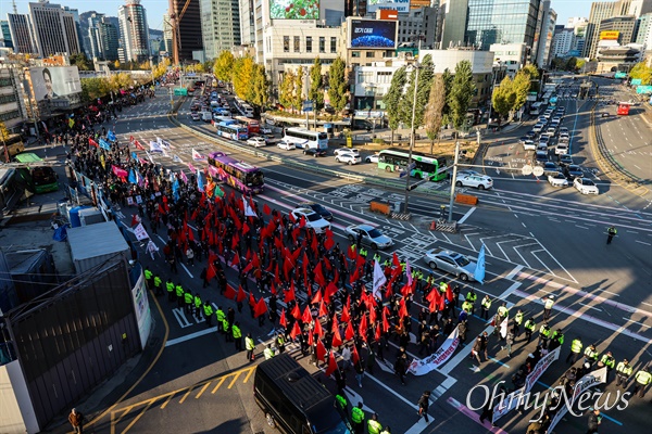  11일 오후 서울 서대문역 네거리에서 윤석열정권퇴진운동본부, 전국비상시국회의, 전국민중행동 주최로 열린 ‘윤석열 정권 퇴진 총궐기’ 집회에 참석한 노동자, 농민, 시민들이 용산 대통령실을 향해 행진하고 있다.