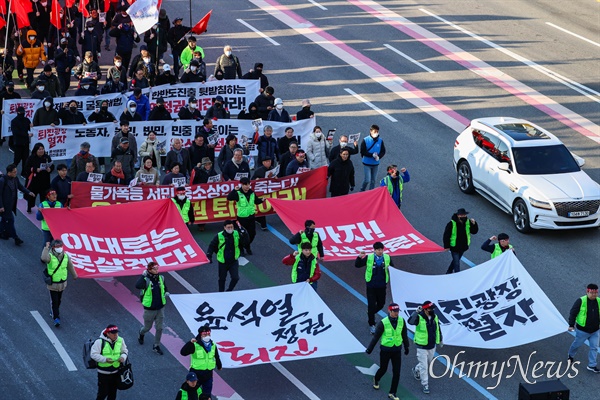  11일 오후 서울 서대문역 네거리에서 윤석열정권퇴진운동본부, 전국비상시국회의, 전국민중행동 주최로 열린 ‘윤석열 정권 퇴진 총궐기’ 집회에 참석한 노동자, 농민, 시민들이 용산 대통령실을 향해 행진하고 있다.