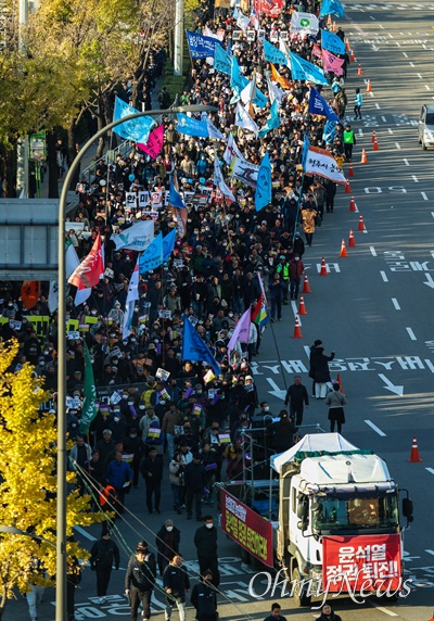  11일 오후 서울 서대문역 네거리에서 윤석열정권퇴진운동본부, 전국비상시국회의, 전국민중행동 주최로 열린 ‘윤석열 정권 퇴진 총궐기’ 집회에 참석한 노동자, 농민, 시민들이 용산 대통령실을 향해 행진하고 있다.