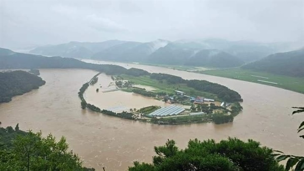 지난 7월 15일 당시 회룡포마을 침수 장면. 제보자에 의하면 낙동강에서 물이 빠지지 않아 강물 역류해서 마을이 잠겼다고 증언했다. 