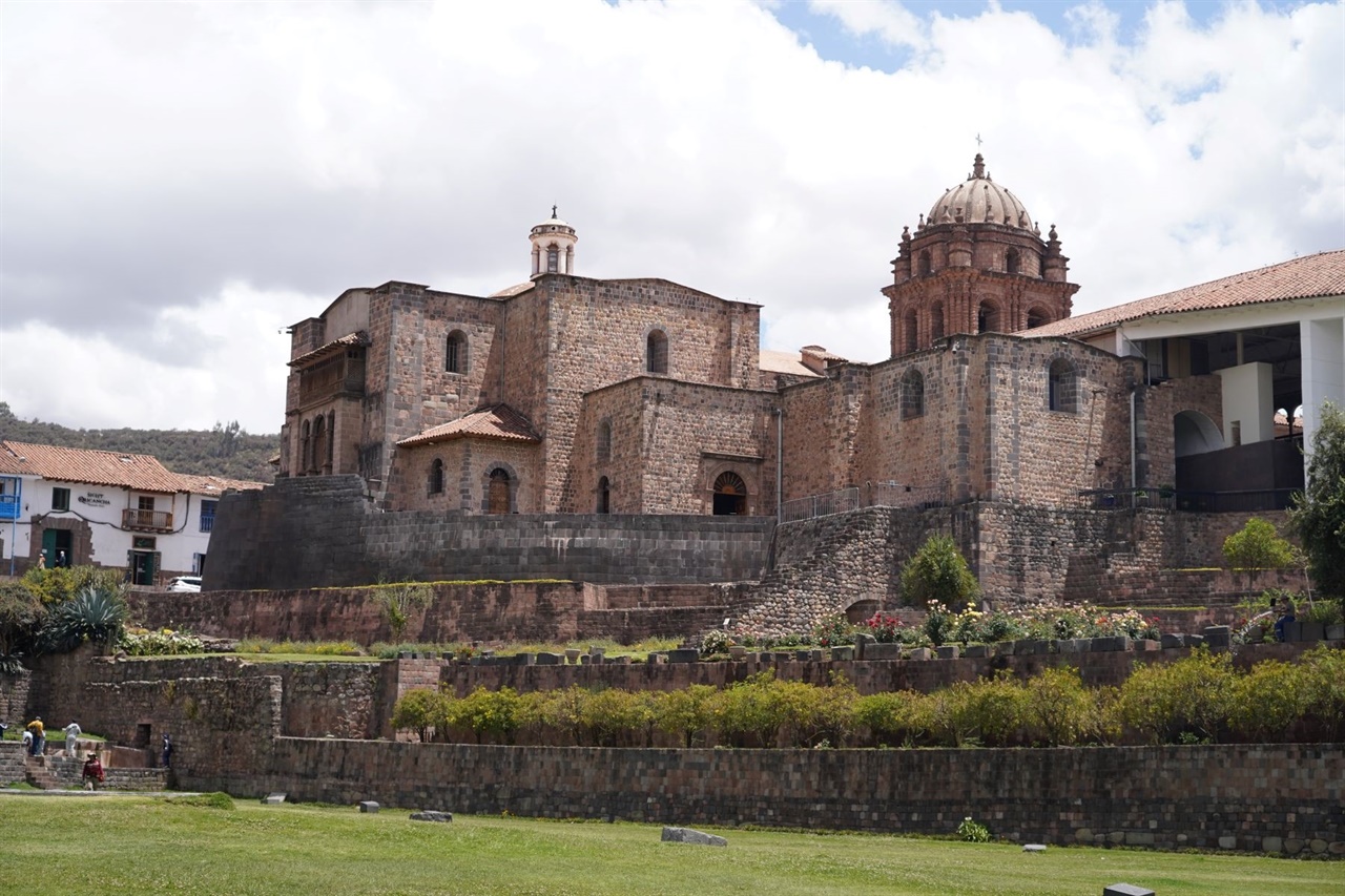 잉카 제국의 신전이었던 코리칸차 터. 현재는 산토 도밍고 성당이 지어져 있다.