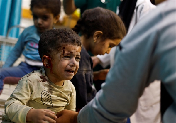 가자지구 남부 칸 유니스의 나세르 병원에서 이스라엘의 공습으로 부상을 입은 팔레스타인 어린이들이 치료를 받기 위해 기다리고 있다. 2023년 11월 12일 