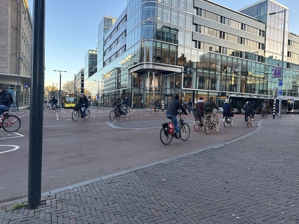 송의원이 인터뷰에서 말한 위트레흐트의 출근길 풍경. 이 도시를 비롯해 여러 네덜란드의 도시에서는 출퇴근 시간의 러시아워의 주인공이 자전거였다.