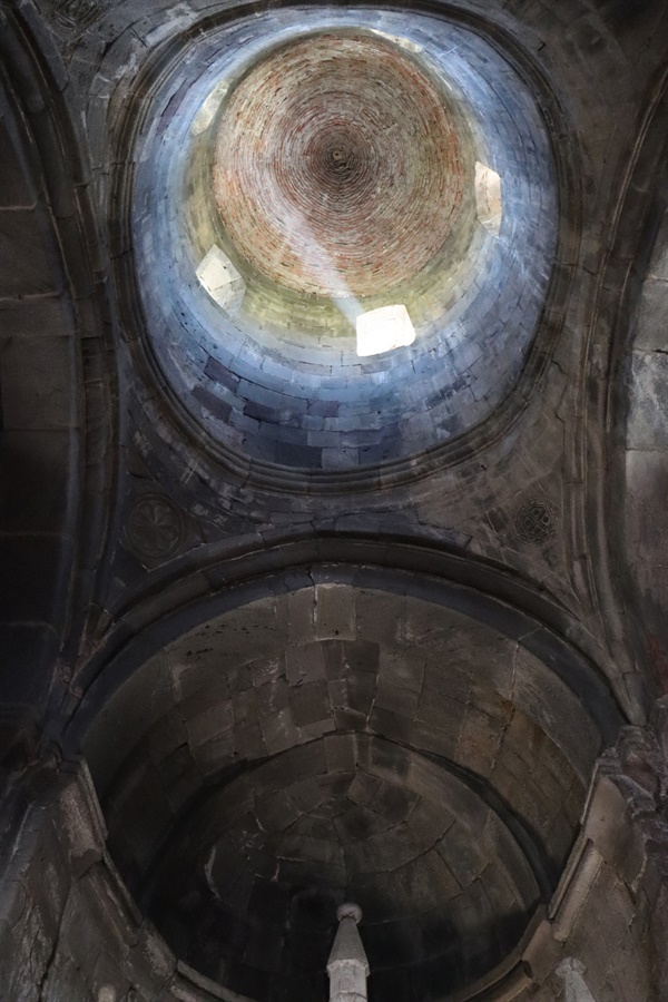 성당의 돔에서 흘러나오는 빛