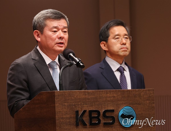 KBS 박민 사장이 14일 오전 여의도 KBS아트홀에서 ‘진정한 공영방송으로 거듭나겠습니다’ 대국민 사과 기자회견을 하며 기자들의 질문에 답변하고 있다.