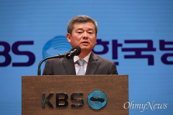 KBS 박민 사장이 지난 2023년 11월 14일 오전 여의도 KBS아트홀에서 ‘진정한 공영방송으로 거듭나겠습니다’ 대국민 사과 기자회견을 하며 기자들의 질문에 답변하고 있다.