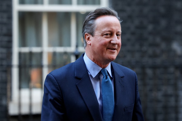 데이비드 캐머런 전 영국 총리가 13일(현지시간) 총리실 밖을 걷고 있다. 그는 이날 신임 외무부 장관으로 임명됐다.2023.11.13