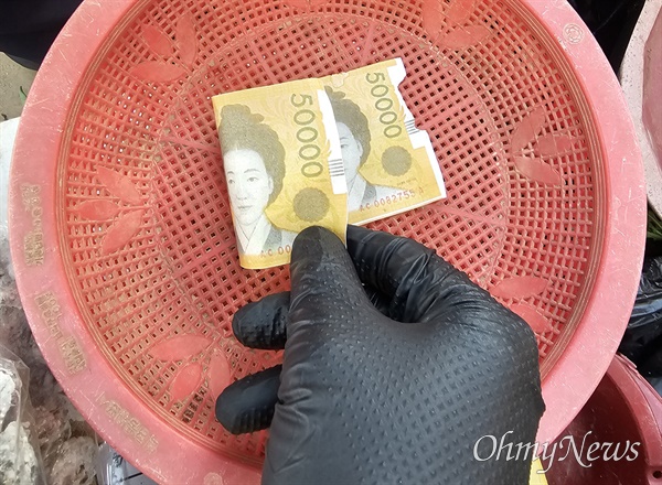 대구 성서경찰서는 전통시장에서 앞뒷면이 같은 가짜 위조지폐를 사용한 혐의로 60대 A씨를 붙잡아 불구속 입건했다.