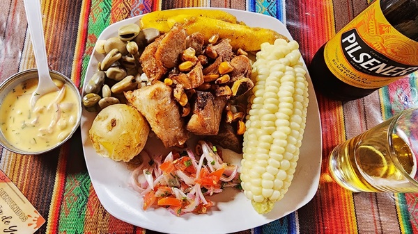돼지 삼겹살 통튀김이 통옥수수와 함께(음식명은 Fritada, 에콰도르, 키토)