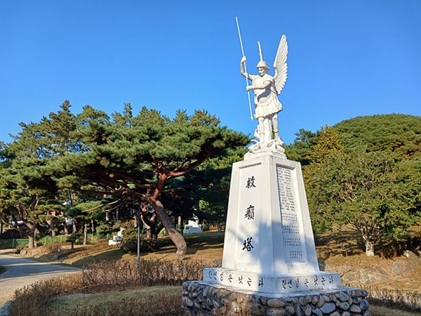  소록도 병원 본관을 지나면 아름다운 중앙공원이 나온다. 중앙공원 중심에는  '한센병은 낫는다'라고 적힌 '구라탑'이 있다. 아름다운 공원은 손발에 붕대를 감은 환자들의 노력으로 이뤄낸 산물이다.