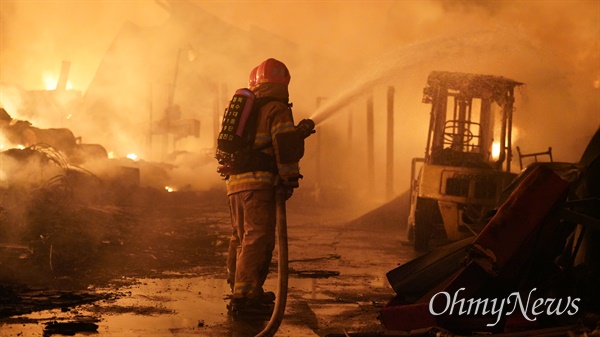 경북 영천의 한 폐전선 야적장에서 화재가 발생해 17시간째 진화를 벌이고 있다.