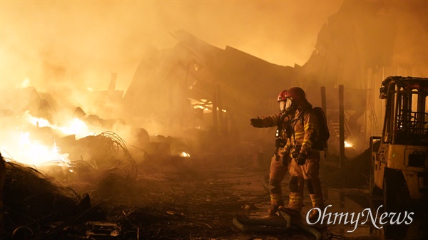 경북 영천의 한 폐전선 야적장에서 화재가 발생해 17시간째 진화를 벌이고 있다.