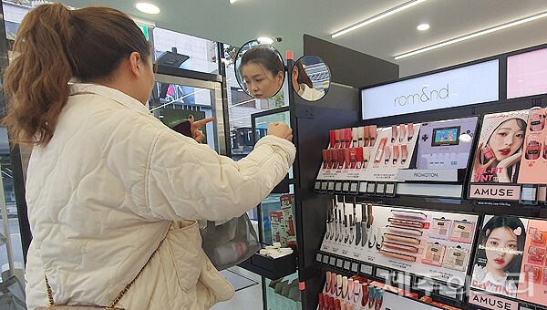 13일 오전 10시 제주시 연동 누웨마루거리 인근의 한 편집숍에 문이 열리자 중국인 관광객이 들어와 쇼핑을 즐기고 있다.