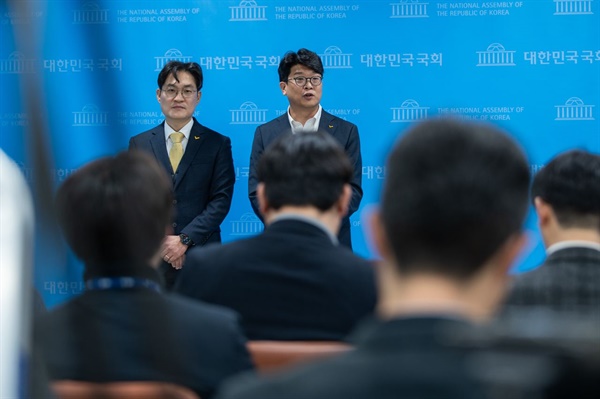 김준우 정의당 비상대책위원장(오른쪽)과 정재민 비대위 집행위원장(왼쪽)이 15일 국회 소통관에서 취임 기자회견을 진행하고 있다.