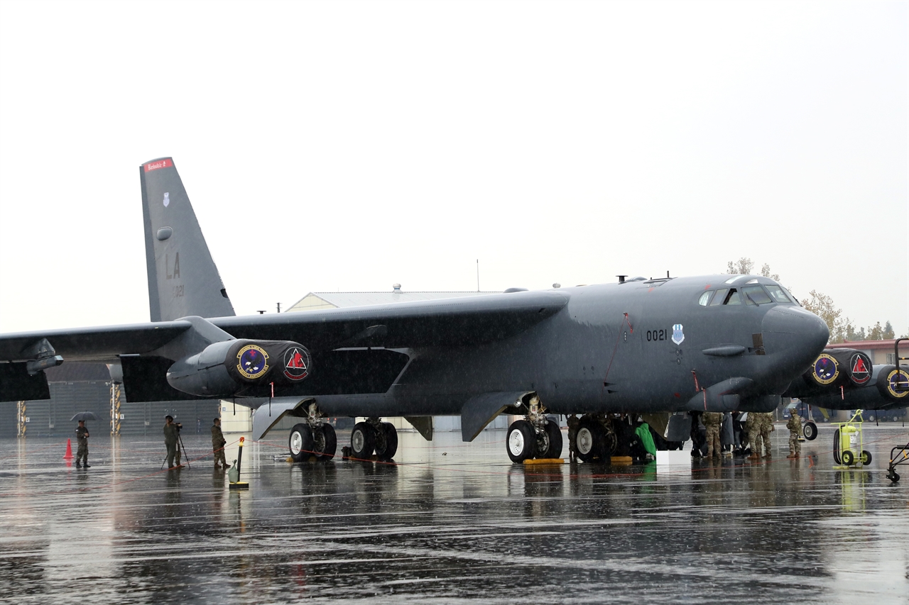 지난 10월 19일 미군 전략폭격기 B-52H '스트래포트리스'가 청주 공군기지에 착륙해 있다. 주한미군은 이날 B-52H의 착륙을 언론에 공개했다. 2023.10.19 [국방부 제공. 재판매 및 DB 금지]
