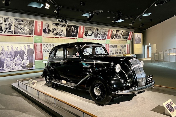 1936년 도요타는  일본 최초의 AA형 승용차를 생산하기 시작한다. 대중을 위한 자동차를 만들겠다는 도요다 기이치로의 의지가 드러난 자동차로 도요타를 상징한다.
