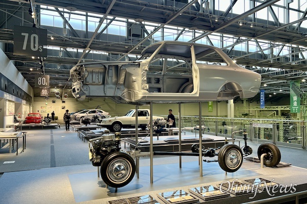 도요타 산업기술기념관의 자동차관. 자동차 제작을 다양한 각도에서 소개한다. 도요타 초기 자동차의 뼈대와 내부를 전시해놓고 있다. 