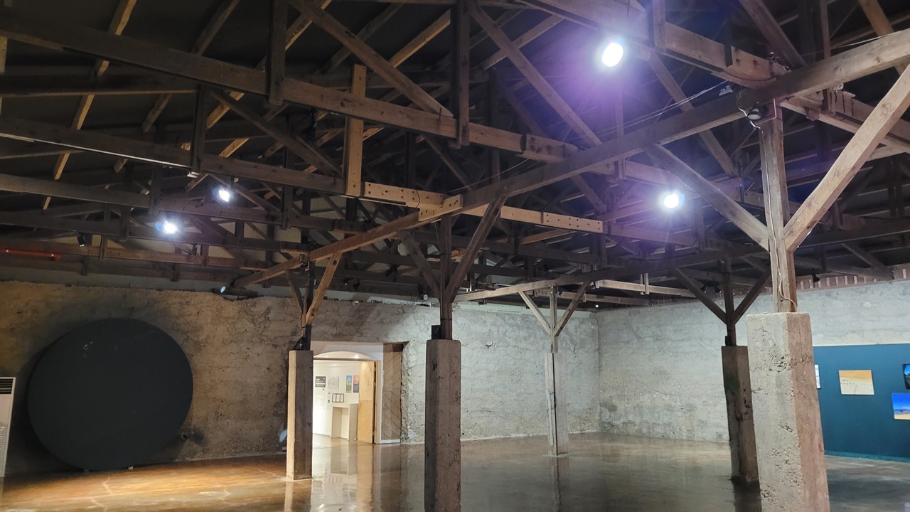 소금박물관 내부 일부 공간은 석조 소금창고의 옛 모습을 그대로 유지하고 있다.