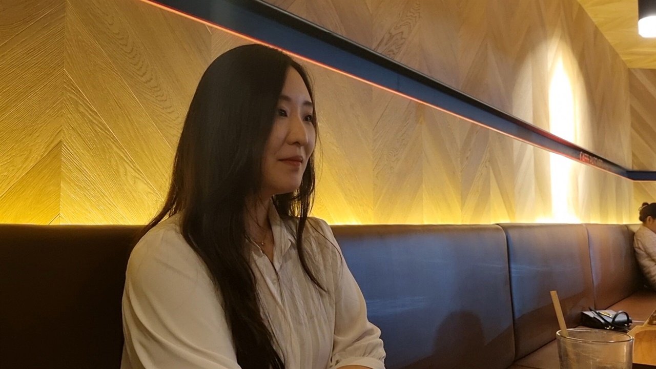 지난 8월 12일 수원시의 한 카페에서 기자에 일상을 소개하고 있는 김나연씨