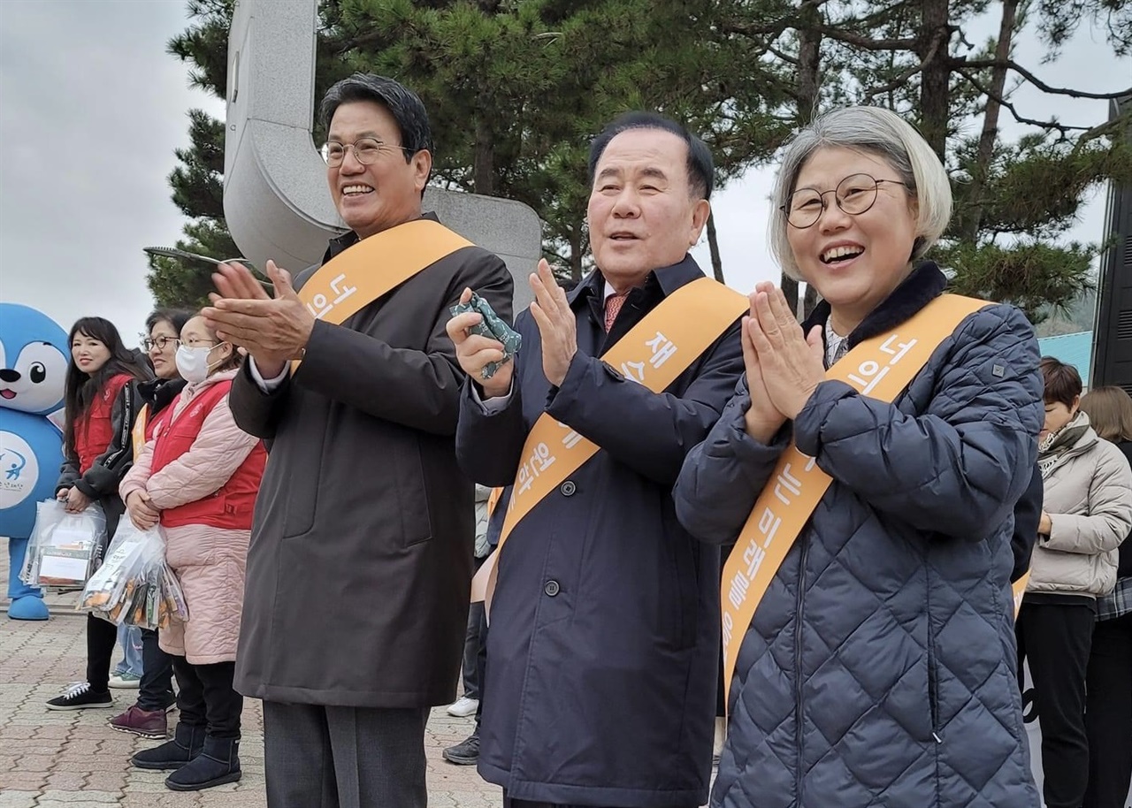 김지철(사진, 가운데) 충남교육감은 16일, 청양고등학교 앞에서 수험생들을 응원했다. 