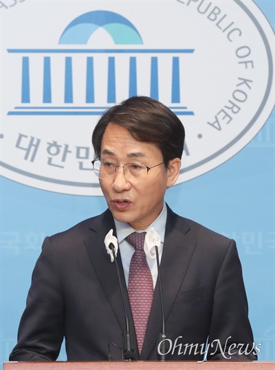이원욱 더불어민주당 의원이 16일 서울 여의도 국회 소통관에서 '원칙과 상식' 출범 기자회견을 하고 있다. 