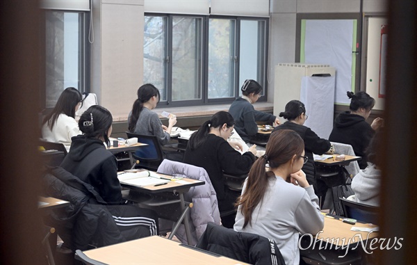 2024학년도 대학수학능력시험일인 지난해 11월 16일 서울 중구 이화여자외국어고등학교에서 수험생이 시험 시작을 기다리고 있다. (자료사진)