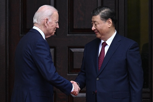 조 바이든 미국 대통령(왼쪽)이 15일(현지시간) 아시아태평양경제협력체(APEC) 회의가 열리는 캘리포니아주 샌프란시스코 인근 우드사이드에서 시진핑 중국 국가주석을 맞이하고 있다. 