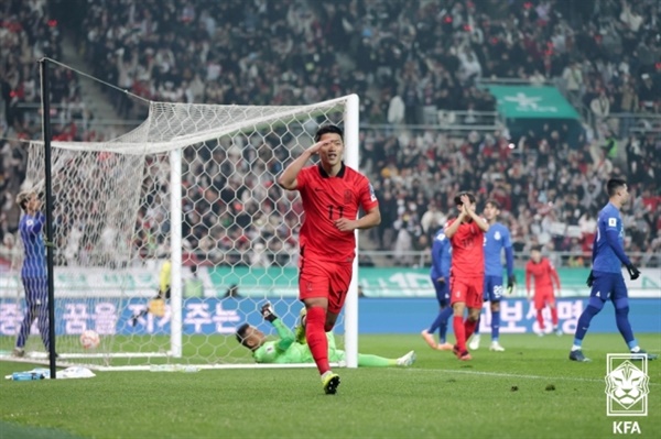  황희찬이 싱가포르전에서 팀의 두 번째 득점을 터뜨린 후 기뻐하고 있다.