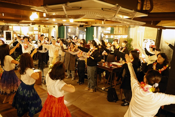16일 오후 서울 마포구의 한 카페에서 열린 '실패자들의 파티'에서 참석자들이 댄스팀과 함께 춤추고 있다.