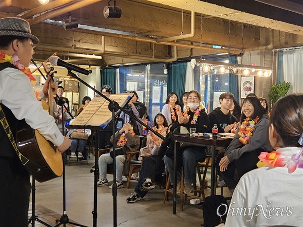 16일 오후 서울 마포구의 한 카페에서 열린 '실패자들의 파티'에서 참석자들이 공연을 관람하고 있다.