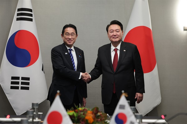  아시아태평양경제협력체(APEC) 정상회의 참석차 미국을 방문한 윤석열 대통령이 16일(현지시간) 샌프란시스코 한 호텔에서 열린 한일 정상회담에서 기시다 후미오 일본 총리와 반갑게 인사하고 있다.