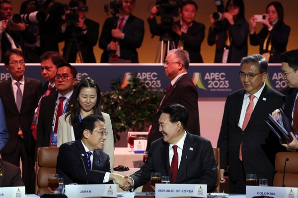윤석열 대통령이 16일(현지시간) 미국 샌프란시스코 모스코니센터에서 열린 아시아태평양경제협력체(APEC) 정상회의 제1세션에서 기시다 후미오 일본 총리와 악수하고 있다.