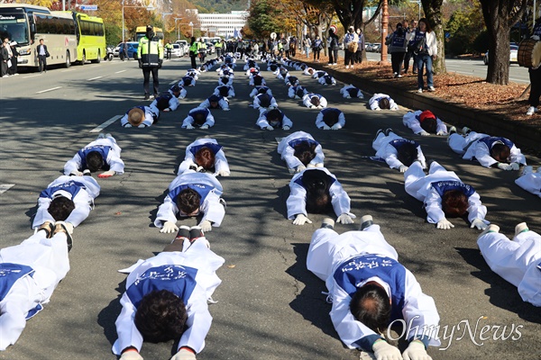 경상남도장애인부모연대는 17일 오전 경남도교육청 앞에서 "발달장애인 자립생활권-통합교육권-노동권 보장 결의대회"에 이어 오체투지를 벌였다.