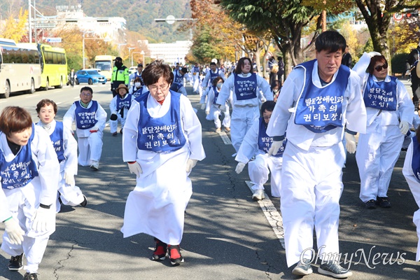  경상남도장애인부모연대는 17일 오전 경남도교육청 앞에서 "발달장애인 자립생활권-통합교육권-노동권 보장 결의대회"에 이어 오체투지를 벌였다.