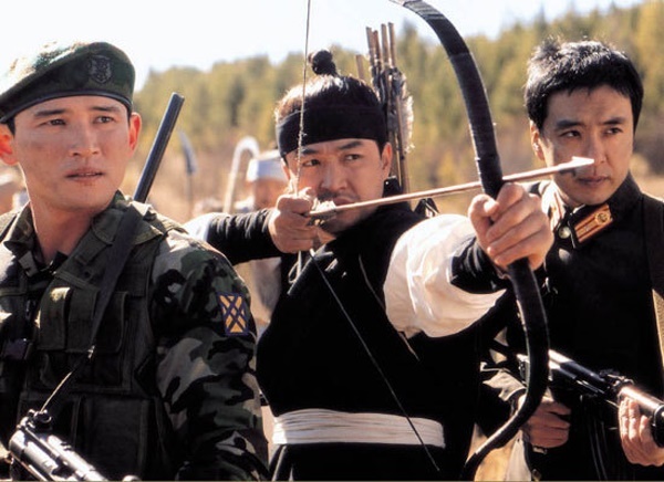  철없는 청년이었던 이순신 장군(가운데)은 남북한 장교들을 만나 뛰어난 장수 및 지휘관으로 각성한다.