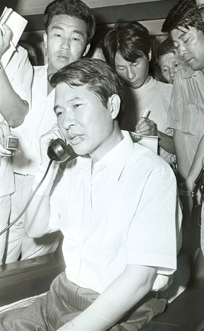 1973년 8월 14일 김대중씨가 동교동 자택에서 친지들의 전화를 받고 있다.