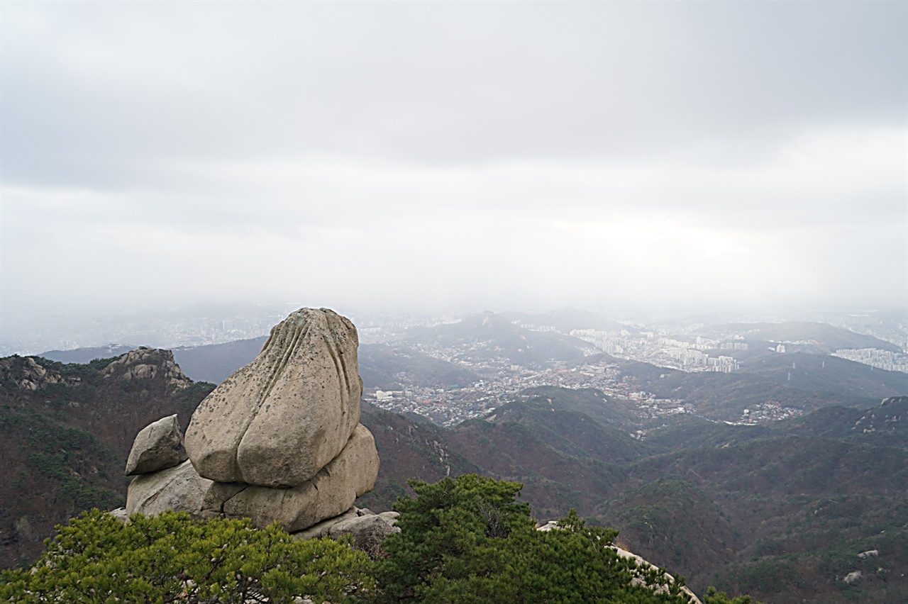 문수봉의 두꺼비바위와 서울시내 풍경