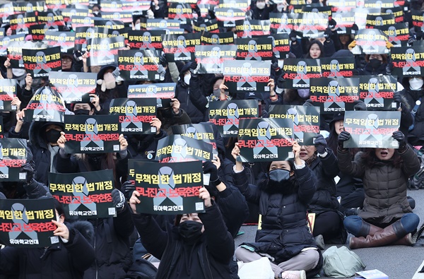 18일 오후 서울 여의도공원 인근에서 유아학교연대 관계자 등이 '유보통합 구체안 없는 정부조직법 개정 중단 촉구 집회'를 하고 있다.